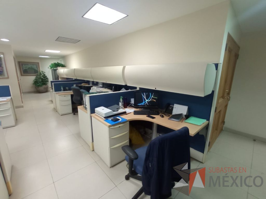 Lote 036 - Estación de trabajo lineal para 5 personas con 5 archiveros metálicos de 3 cajones y 5 gavetas con puerta corrediza - Imagen 9
