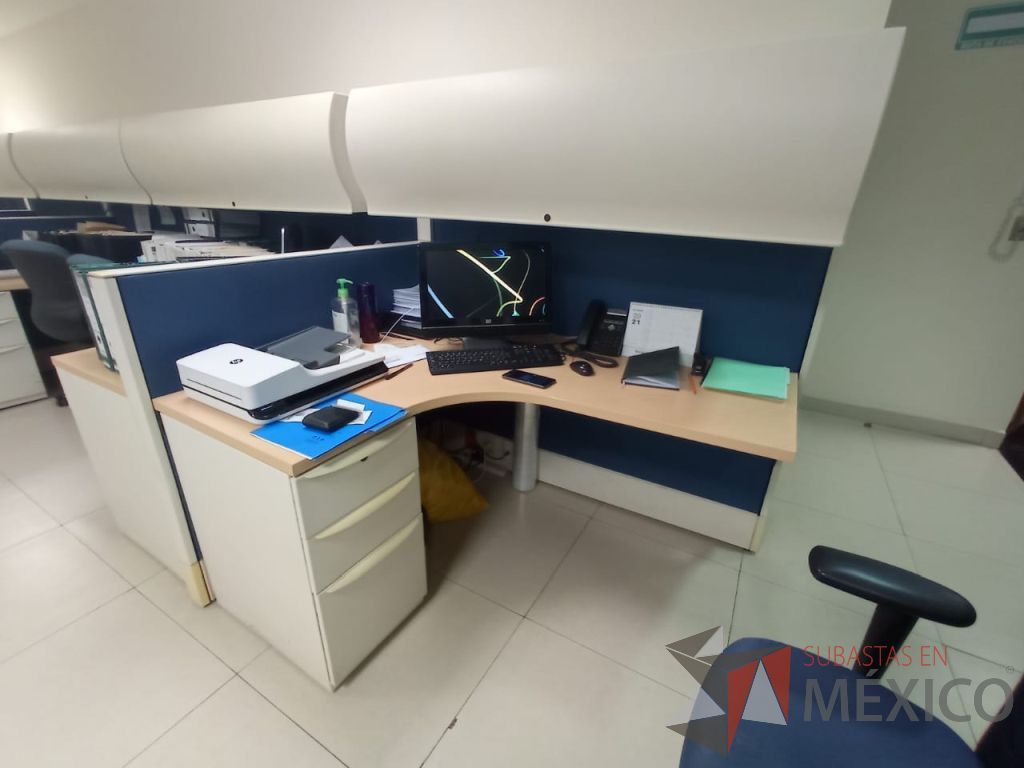 Lote 036 - Estación de trabajo lineal para 5 personas con 5 archiveros metálicos de 3 cajones y 5 gavetas con puerta corrediza - Imagen 10