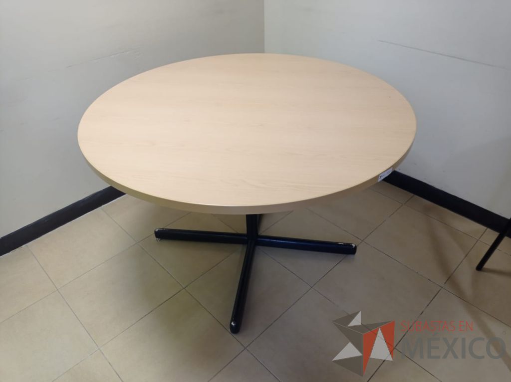 Lote 001 - Mesa de trabajo redonda con patas metálicas color beige