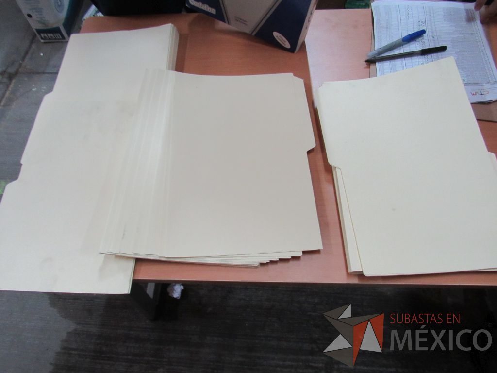 Lote 098 - Sujetadores, protectores y paquetes de sujeta documentos - Imagen 74
