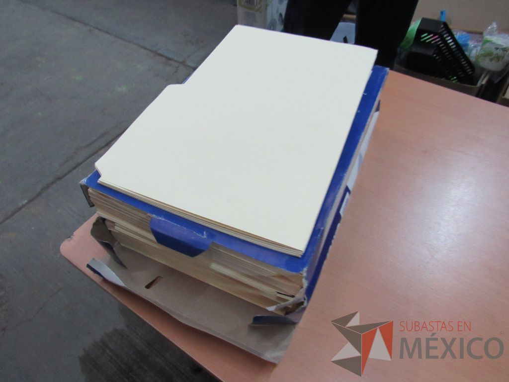 Lote 098 - Sujetadores, protectores y paquetes de sujeta documentos - Imagen 77