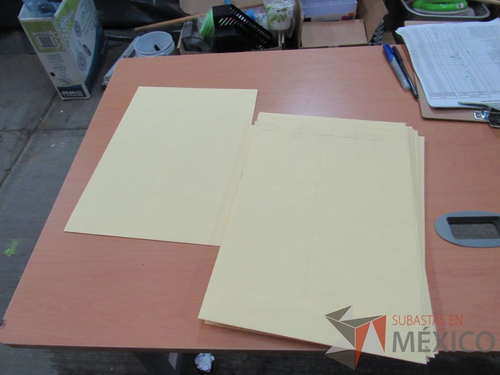 Lote 098 - Sujetadores, protectores y paquetes de sujeta documentos - Imagen 63