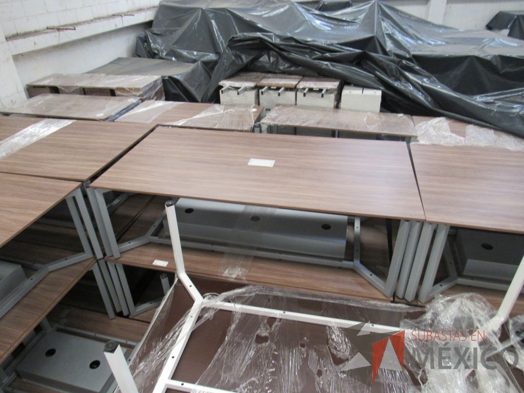 Lote 216 - Mesa de sala de juntas para 6 personas con base metálica y accesorio para conexiones - Imagen 4
