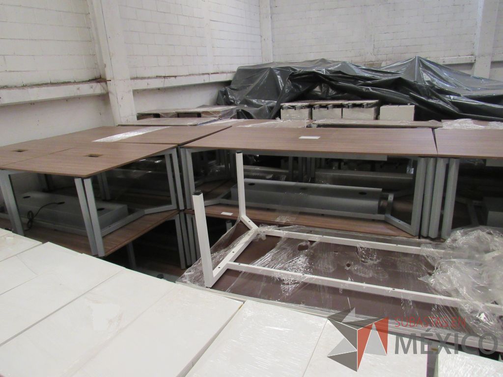 Lote 216 - Mesa de sala de juntas para 6 personas con base metálica y accesorio para conexiones - Imagen 8