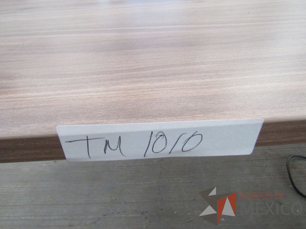 Lote 216 - Mesa de sala de juntas para 6 personas con base metálica y accesorio para conexiones - Imagen 10