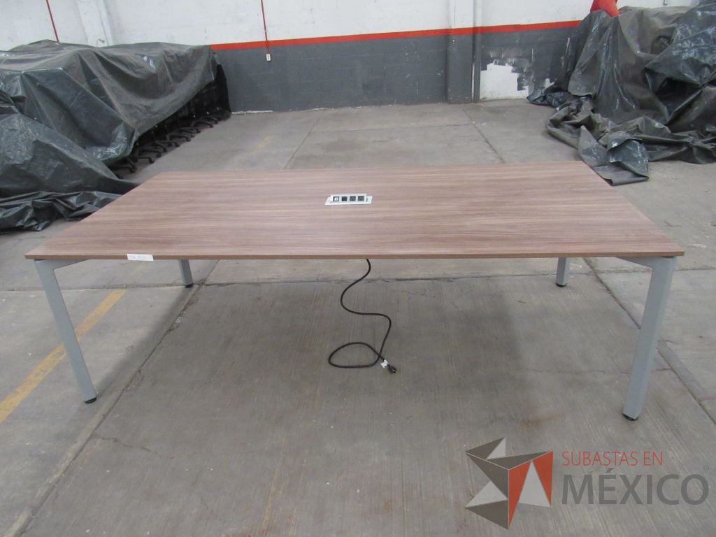 Lote 216 - Mesa de sala de juntas para 6 personas con base metálica y accesorio para conexiones - Imagen 12