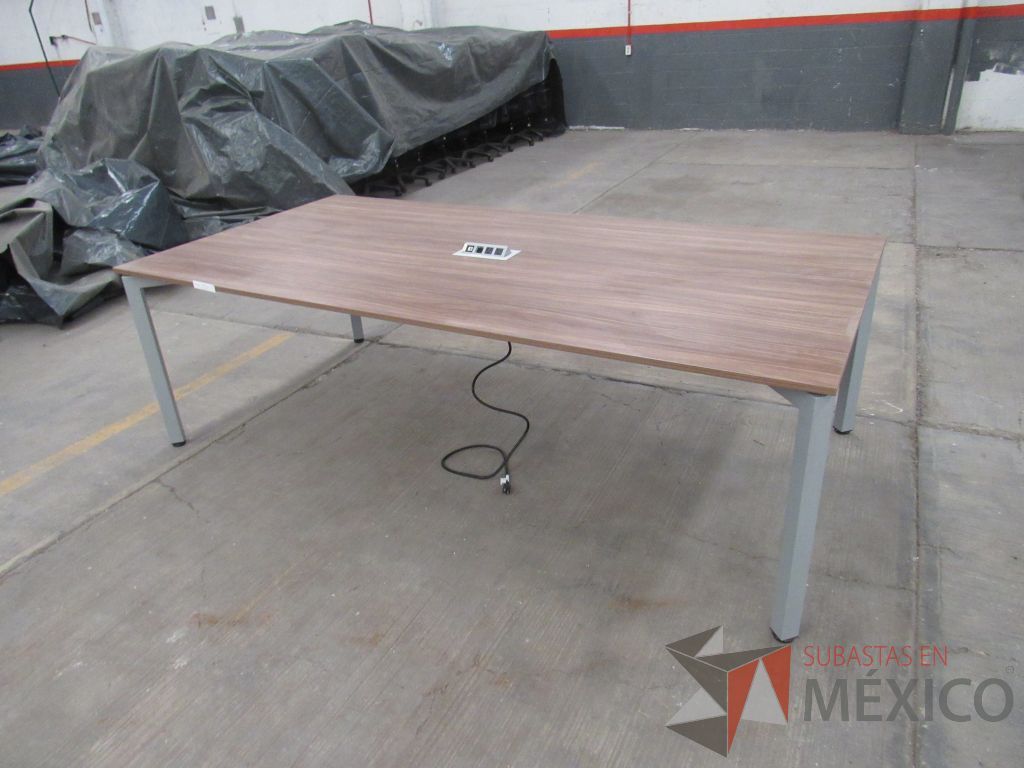 Lote 216 - Mesa de sala de juntas para 6 personas con base metálica y accesorio para conexiones - Imagen 13