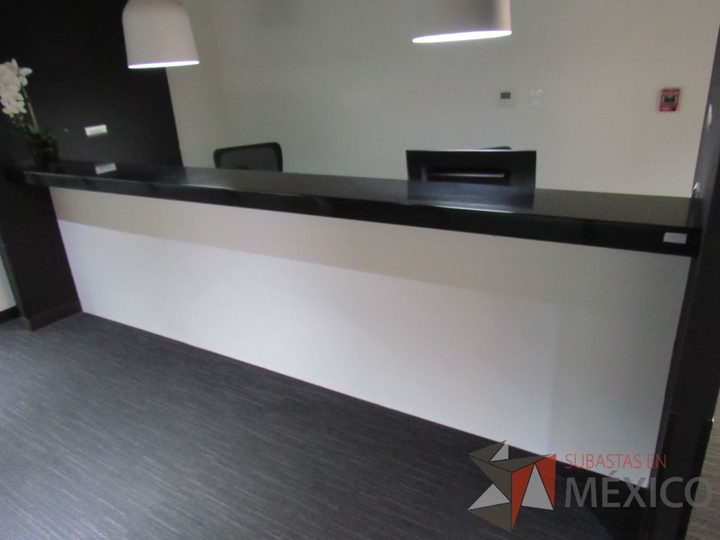 Lote 447 - Estación de trabajo empotrada para 2 personas con superficie color negro - Imagen 3