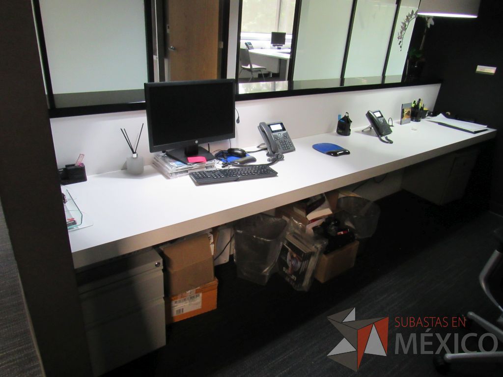 Lote 447 - Estación de trabajo empotrada para 2 personas con superficie color negro - Imagen 15