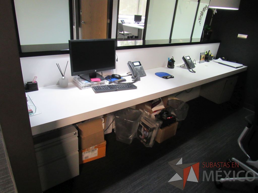 Lote 447 - Estación de trabajo empotrada para 2 personas con superficie color negro - Imagen 14