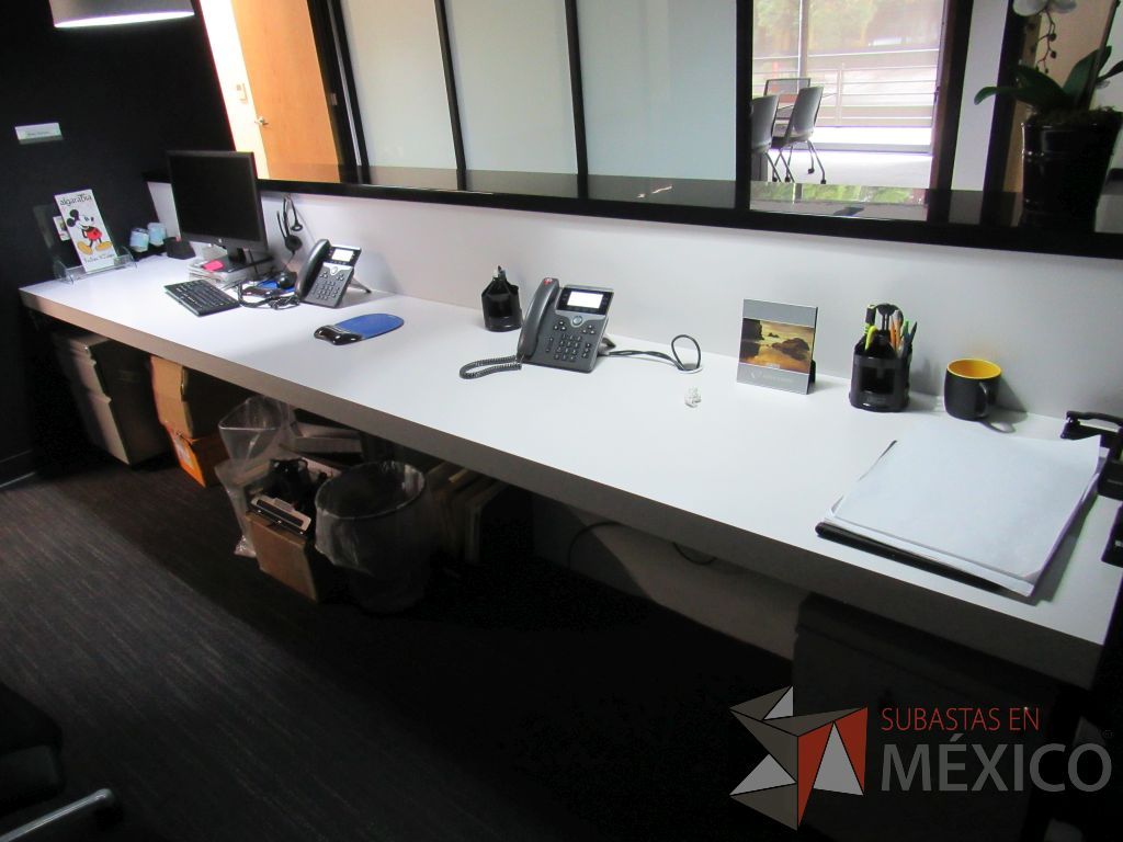Lote 447 - Estación de trabajo empotrada para 2 personas con superficie color negro - Imagen 8