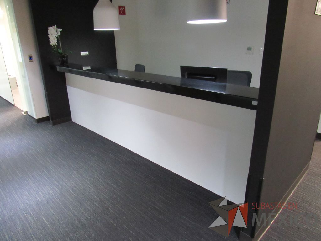 Lote 447 - Estación de trabajo empotrada para 2 personas con superficie color negro - Imagen 2