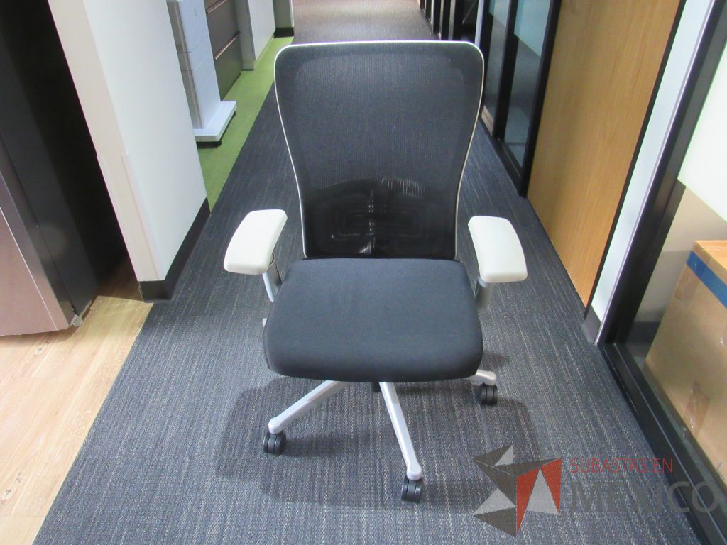 Lote 055 - Silla operativa con ruedas, descansa brazos color gris, asiento en tela y respaldo en malla color negro