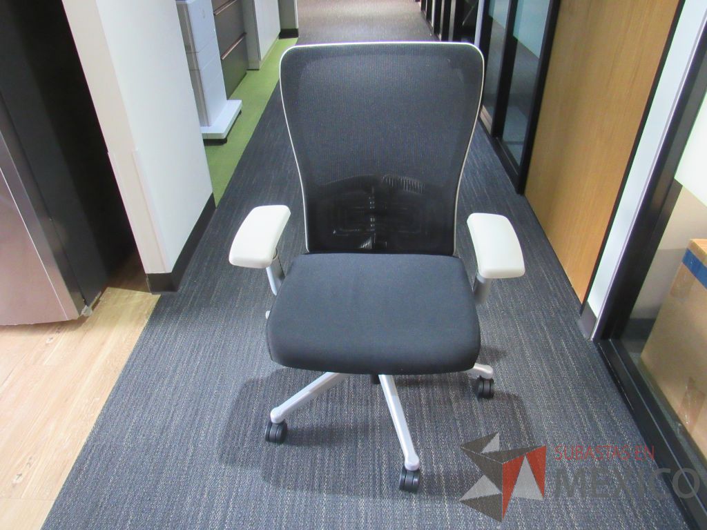Lote 055 - Silla operativa con ruedas, descansa brazos color gris, asiento en tela y respaldo en malla color negro - Imagen 2