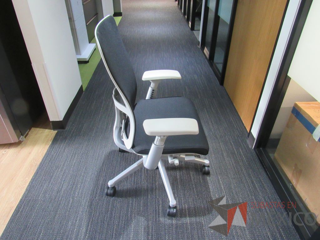 Lote 055 - Silla operativa con ruedas, descansa brazos color gris, asiento en tela y respaldo en malla color negro - Imagen 4