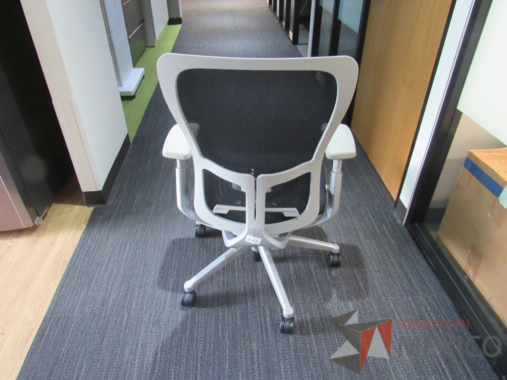 Lote 055 - Silla operativa con ruedas, descansa brazos color gris, asiento en tela y respaldo en malla color negro - Imagen 5