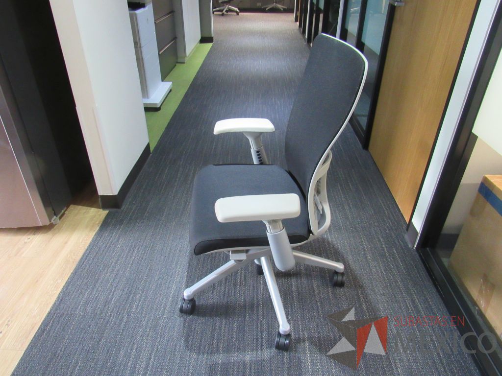 Lote 055 - Silla operativa con ruedas, descansa brazos color gris, asiento en tela y respaldo en malla color negro - Imagen 7