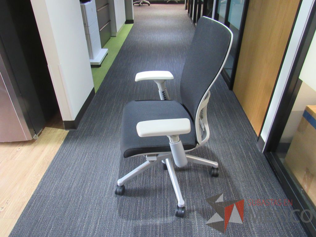 Lote 055 - Silla operativa con ruedas, descansa brazos color gris, asiento en tela y respaldo en malla color negro - Imagen 8