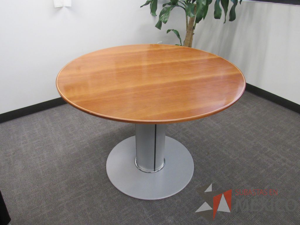 Lote 029 - Mesa de trabajo con base metálica y cubierta color café