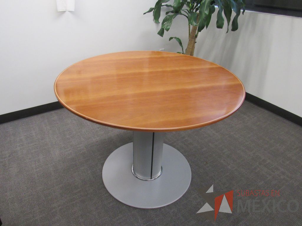 Lote 029 - Mesa de trabajo con base metálica y cubierta color café - Imagen 7