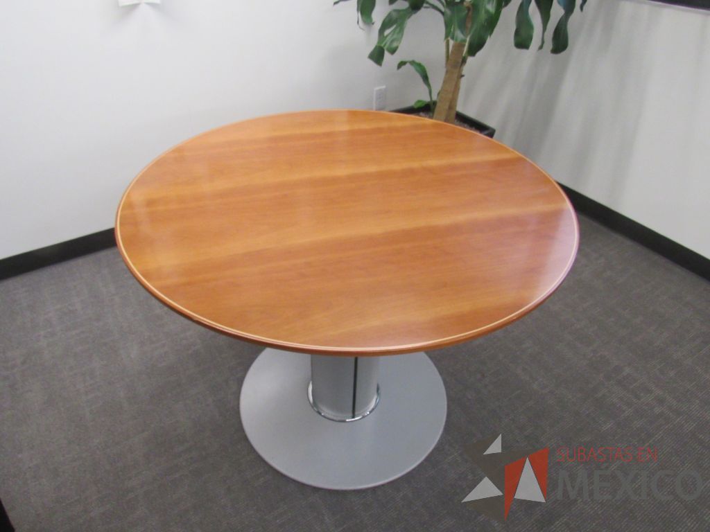 Lote 029 - Mesa de trabajo con base metálica y cubierta color café - Imagen 6