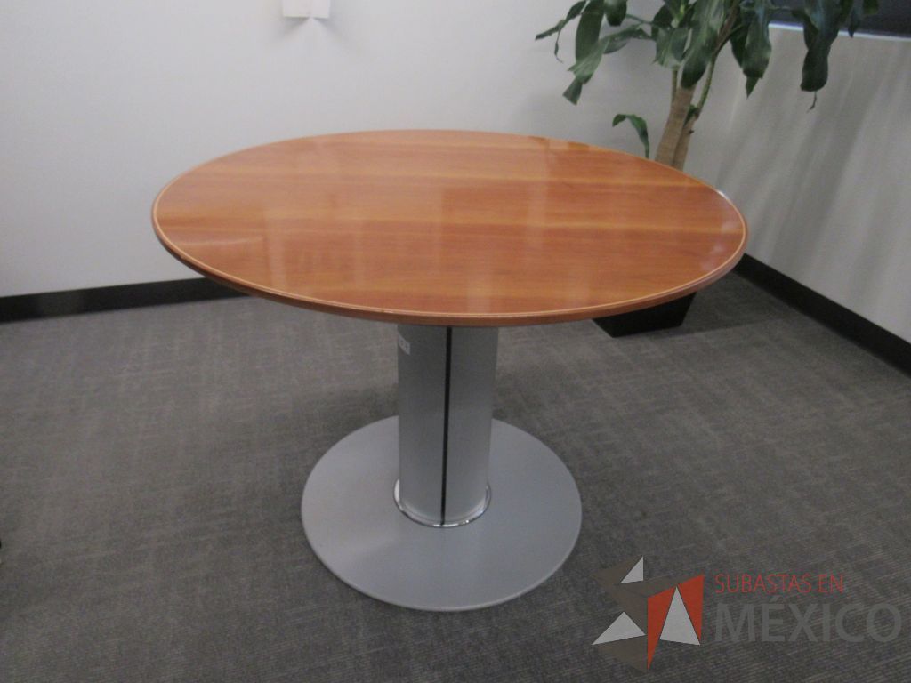 Lote 029 - Mesa de trabajo con base metálica y cubierta color café - Imagen 5