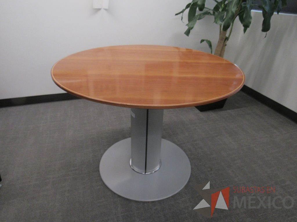 Lote 029 - Mesa de trabajo con base metálica y cubierta color café - Imagen 4