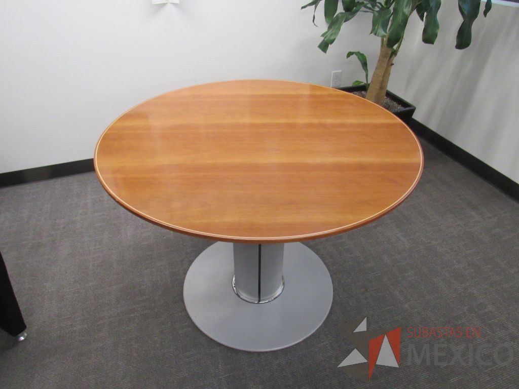 Lote 029 - Mesa de trabajo con base metálica y cubierta color café - Imagen 3