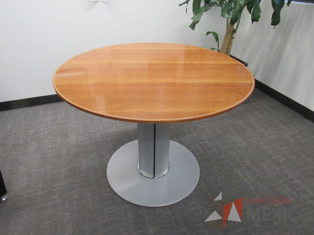 Lote 029 - Mesa de trabajo con base metálica y cubierta color café - Imagen 2
