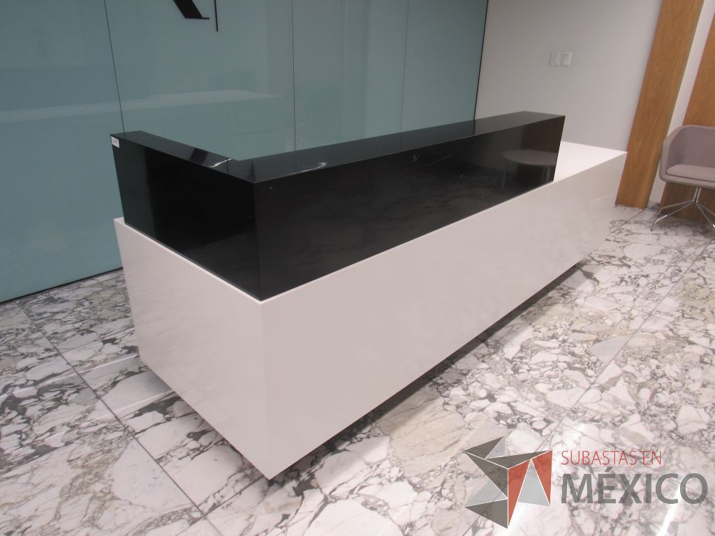 Lote 466 - Mueble de recepción con 4 cajones color blanco y repisa color negro - Imagen 2