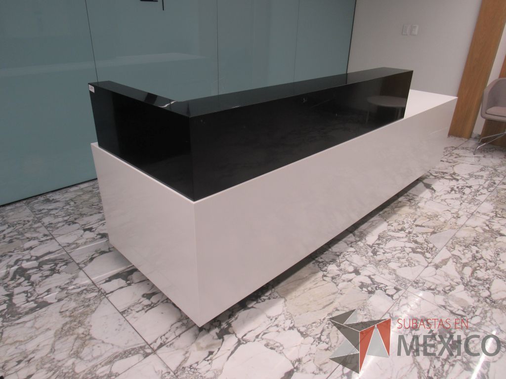 Lote 466 - Mueble de recepción con 4 cajones color blanco y repisa color negro - Imagen 3