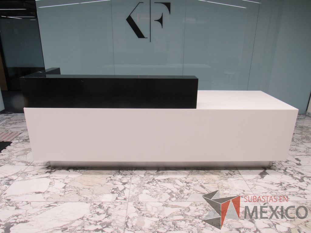 Lote 466 - Mueble de recepción con 4 cajones color blanco y repisa color negro