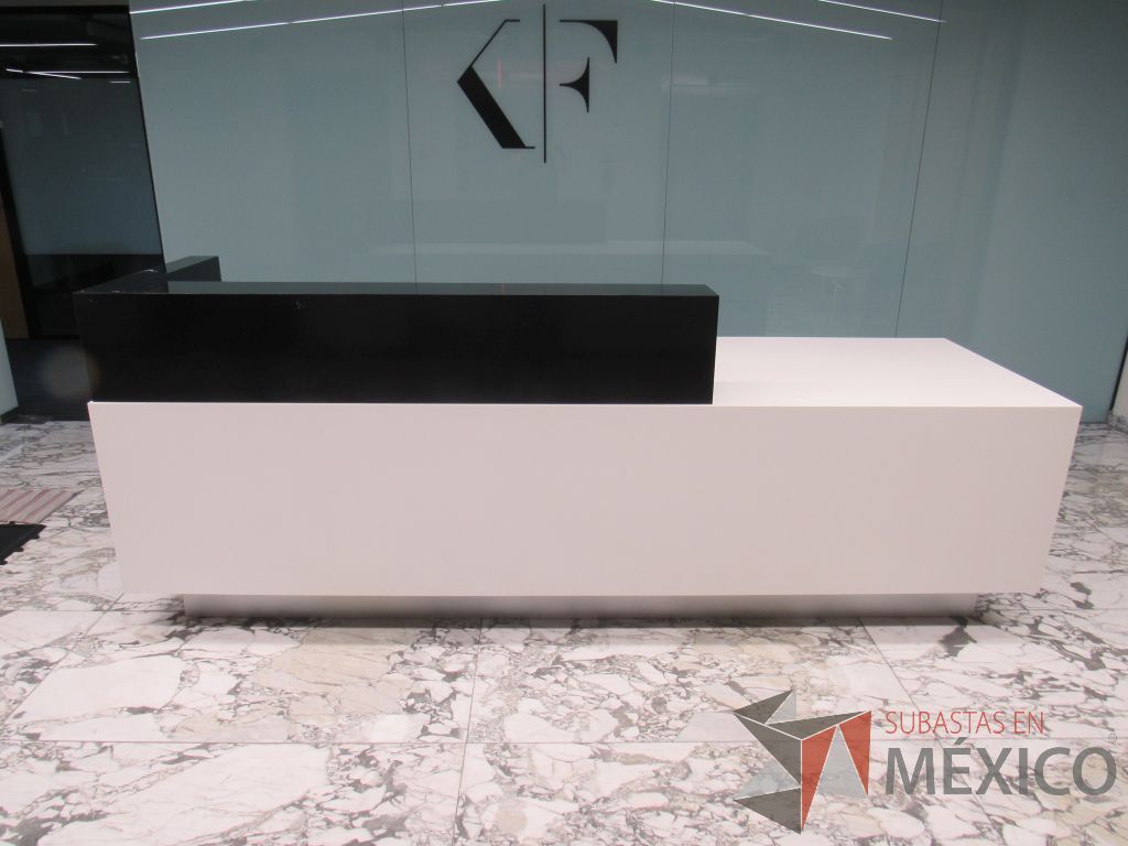Lote 466 - Mueble de recepción con 4 cajones color blanco y repisa color negro - Imagen 4