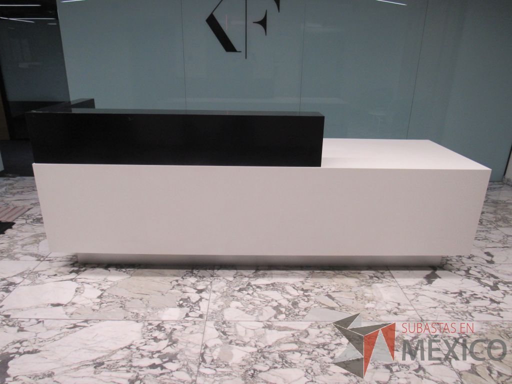 Lote 466 - Mueble de recepción con 4 cajones color blanco y repisa color negro - Imagen 5