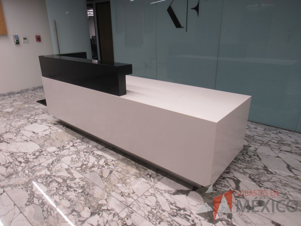 Lote 466 - Mueble de recepción con 4 cajones color blanco y repisa color negro - Imagen 6