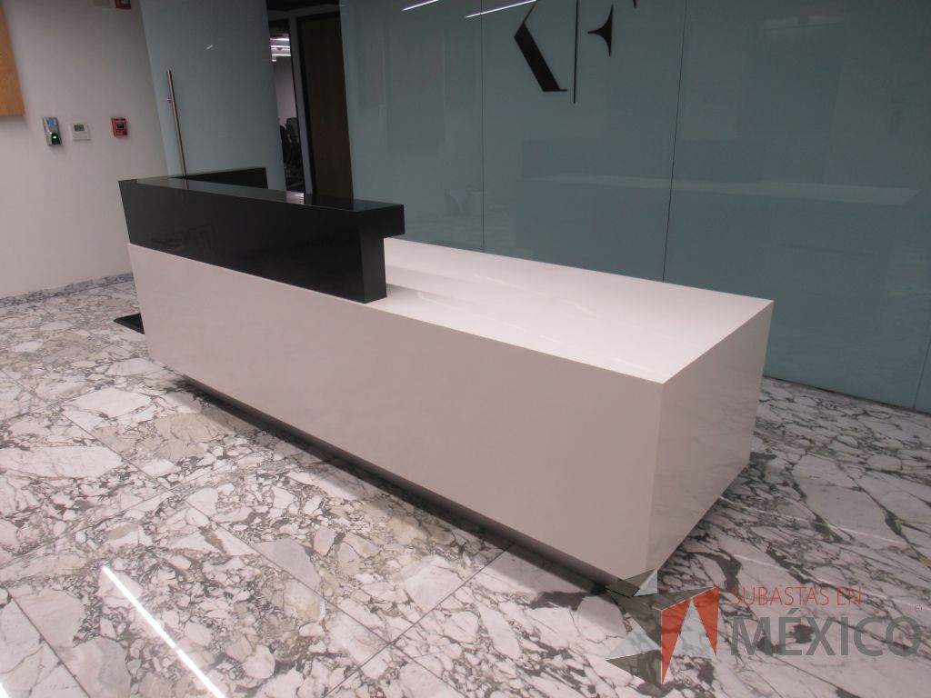 Lote 466 - Mueble de recepción con 4 cajones color blanco y repisa color negro - Imagen 7