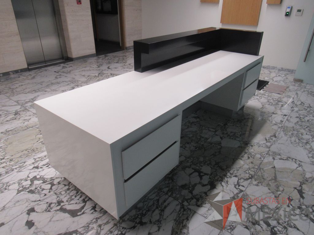 Lote 466 - Mueble de recepción con 4 cajones color blanco y repisa color negro - Imagen 8