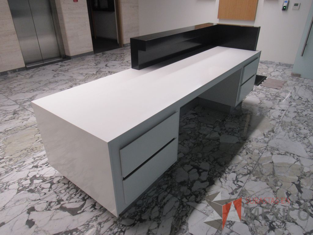 Lote 466 - Mueble de recepción con 4 cajones color blanco y repisa color negro - Imagen 9