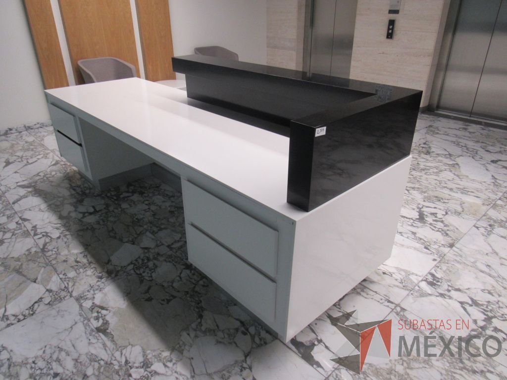 Lote 466 - Mueble de recepción con 4 cajones color blanco y repisa color negro - Imagen 11