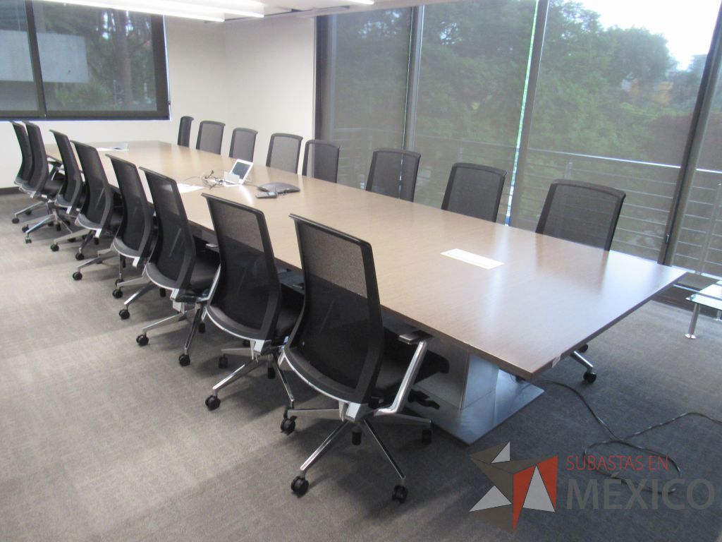 Lote 004 - Mesa de sala de juntas para 16 personas con accesorio para conexiones - Imagen 2