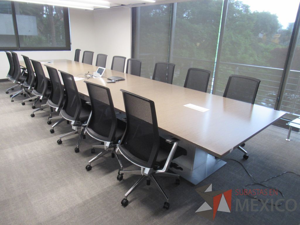 Lote 004 - Mesa de sala de juntas para 16 personas con accesorio para conexiones - Imagen 3