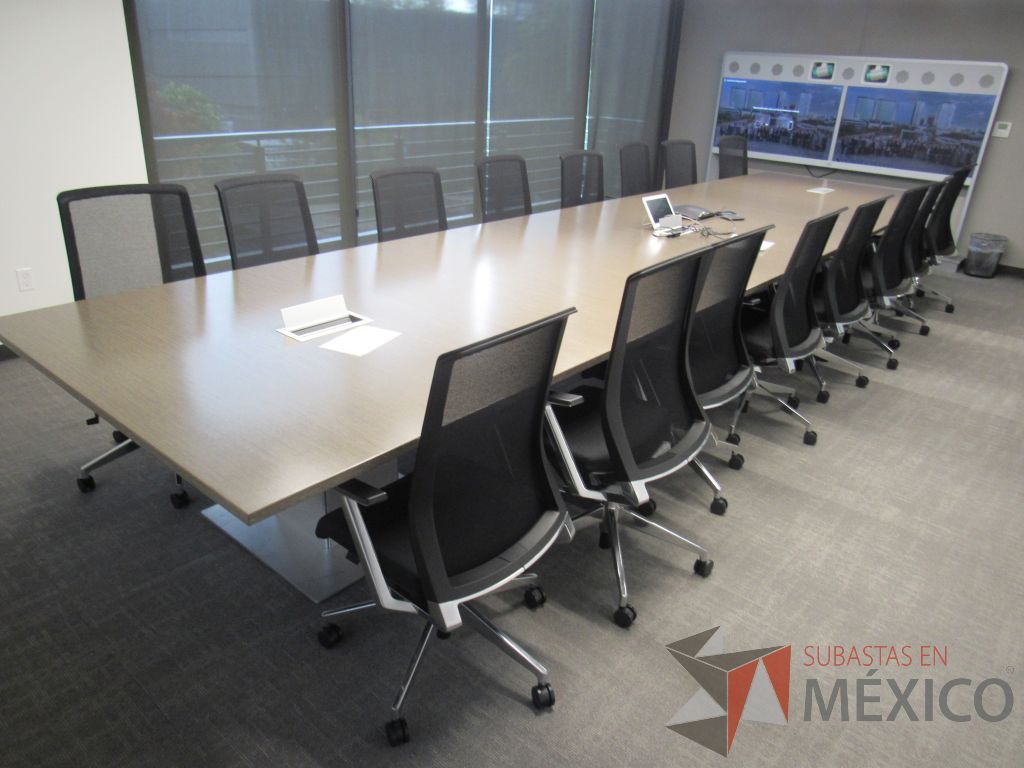 Lote 004 - Mesa de sala de juntas para 16 personas con accesorio para conexiones - Imagen 4