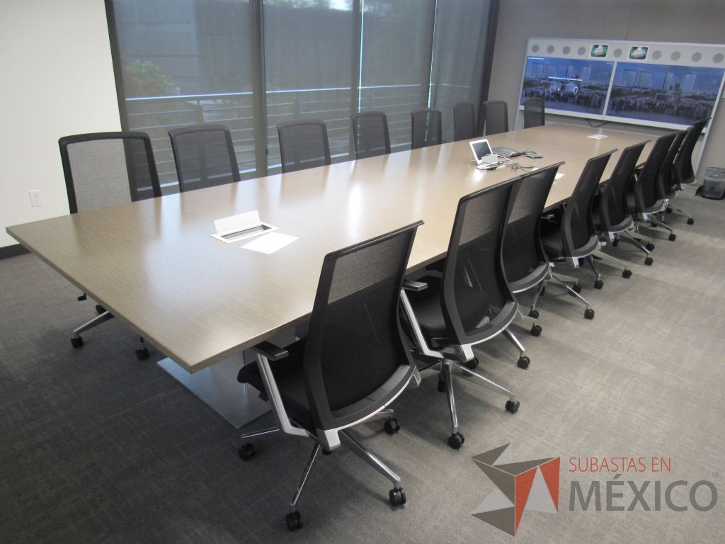 Lote 004 - Mesa de sala de juntas para 16 personas con accesorio para conexiones - Imagen 5