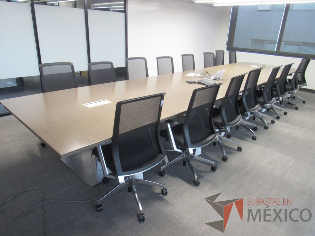 Lote 004 - Mesa de sala de juntas para 16 personas con accesorio para conexiones - Imagen 7
