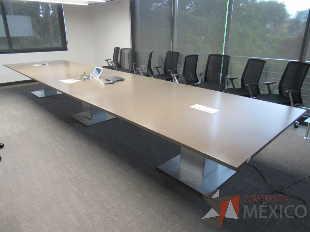 Lote 004 - Mesa de sala de juntas para 16 personas con accesorio para conexiones