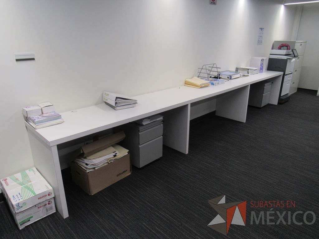 Lote 266- Estación de trabajo para 3 personas con cubierta color blanco