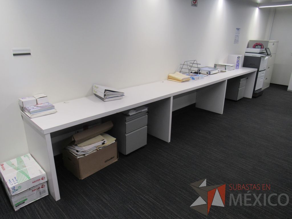 Lote 266- Estación de trabajo para 3 personas con cubierta color blanco - Imagen 2