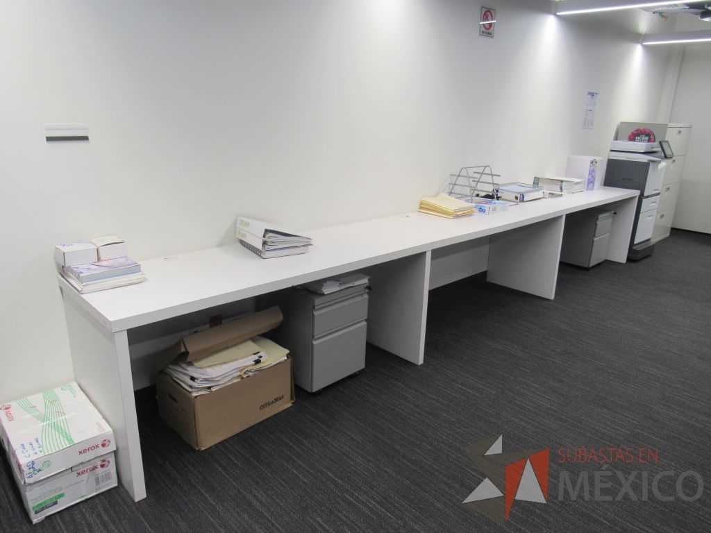 Lote 266- Estación de trabajo para 3 personas con cubierta color blanco - Imagen 3