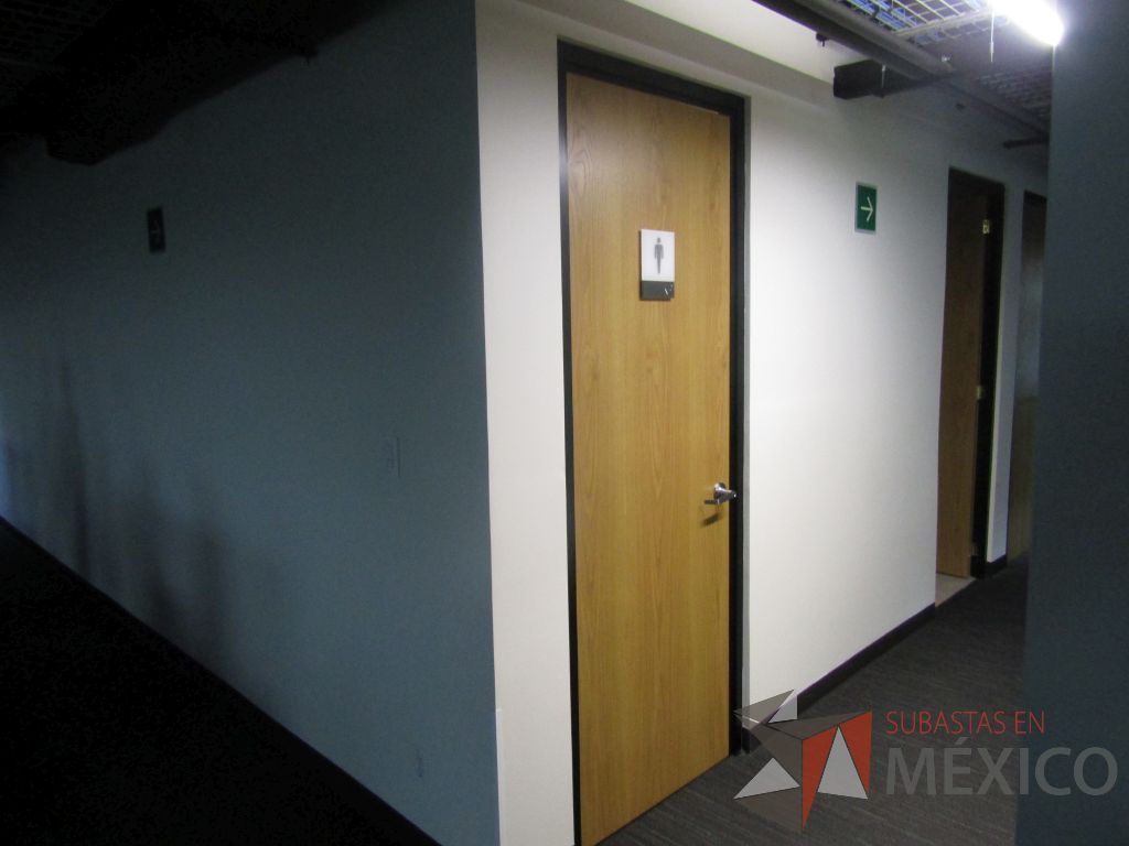 Lote 473 - 4 Puertas de madera con chapa metálica