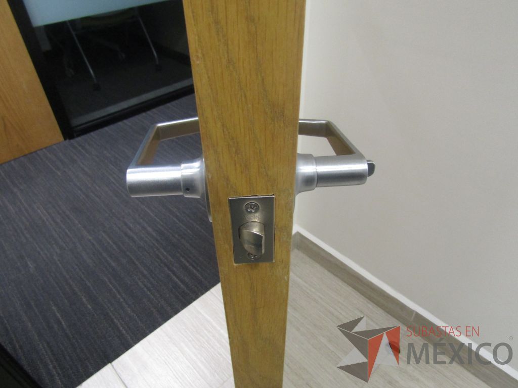 Lote 473 - 4 Puertas de madera con chapa metálica - Imagen 6